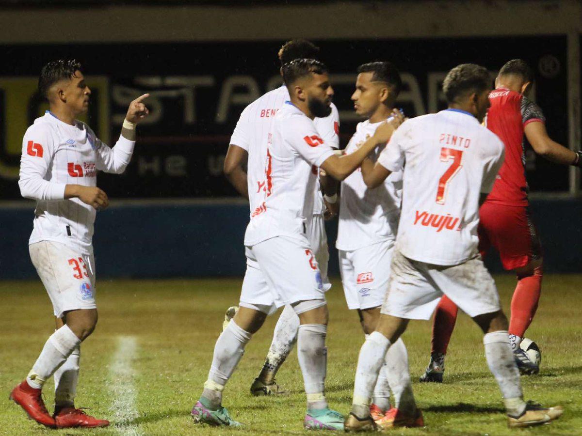 Chirinos se encargó de anotar el primero de los dos goles del Olimpia.
