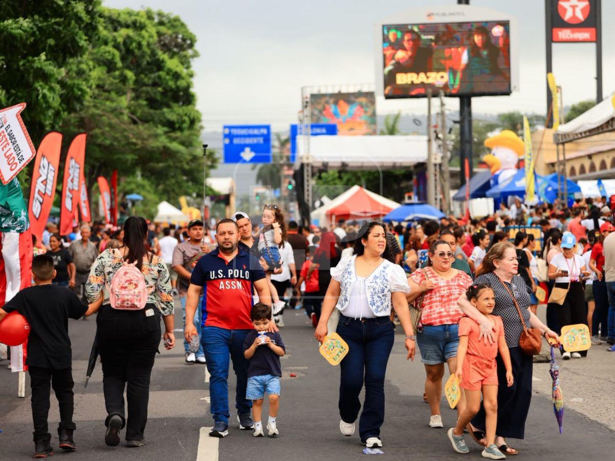 Sampedranos se visten de color y alegría en su desfile de carrozas