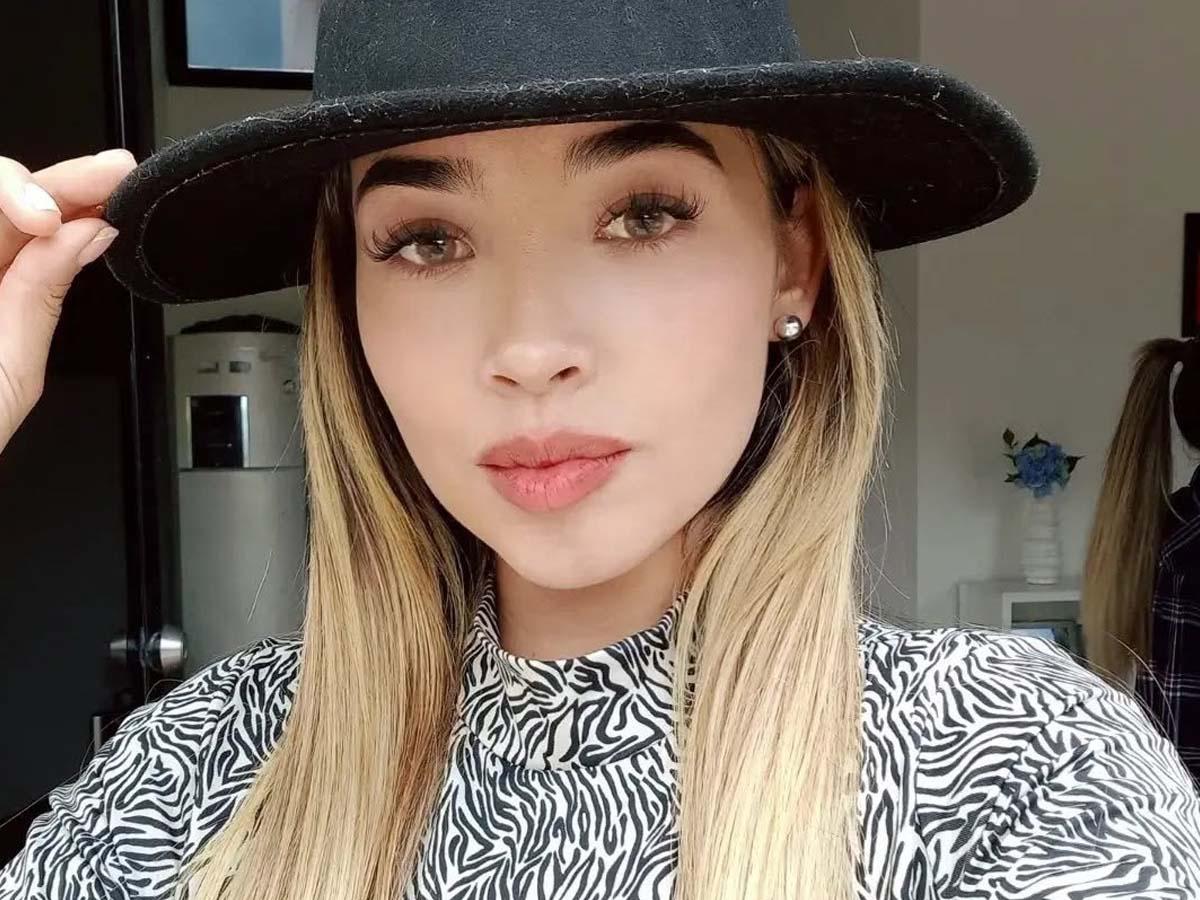 Influencer fue asesinada cuando se conducía en una Prado y esperaba cambio del semáforo