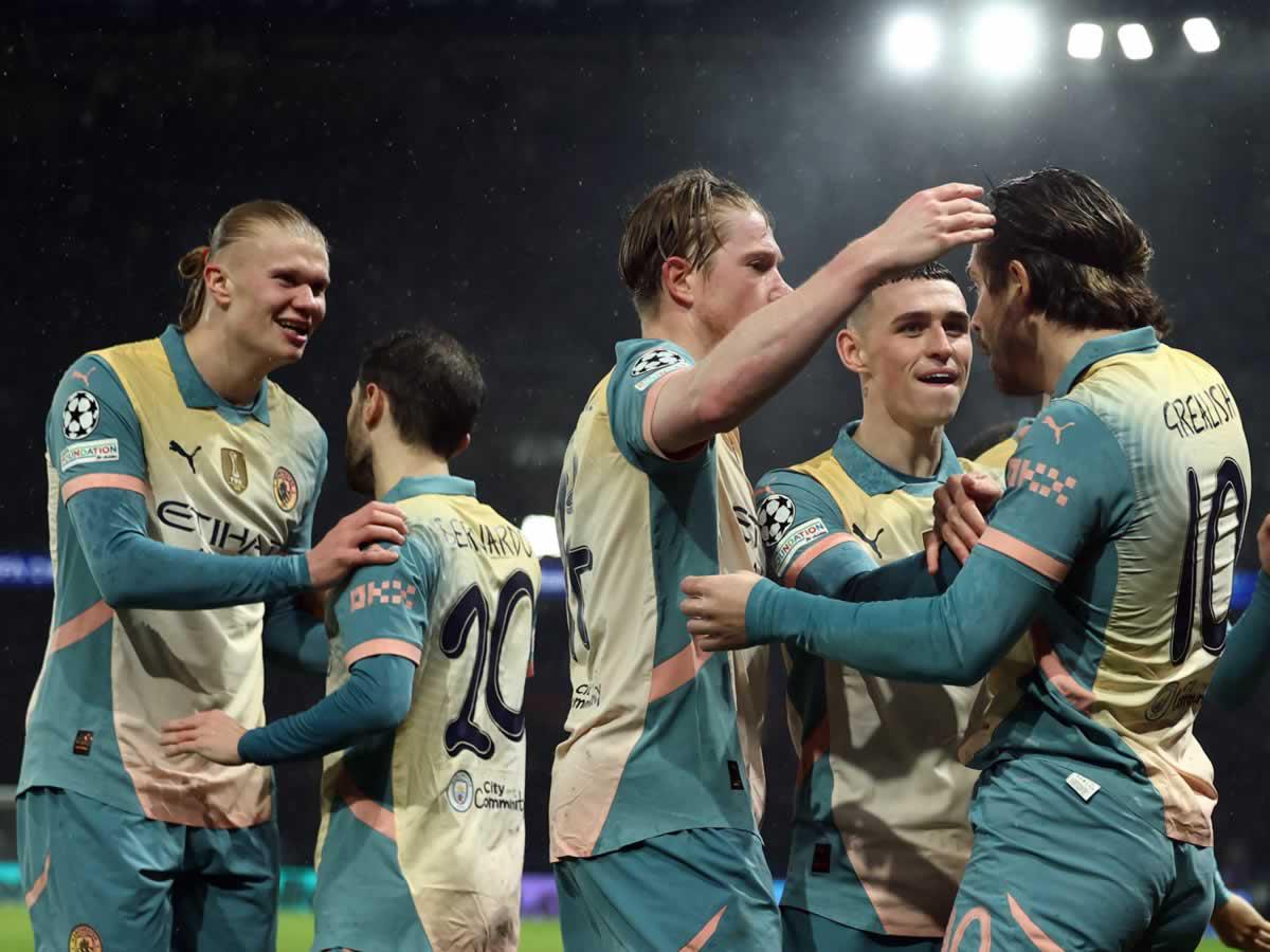 Jugadores del Manchester City celebrando el gol de Jack Grealish.