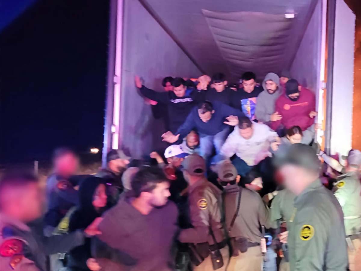 Rescatan a 39 migrantes de tráiler en llamas tras persecución policial en Texas