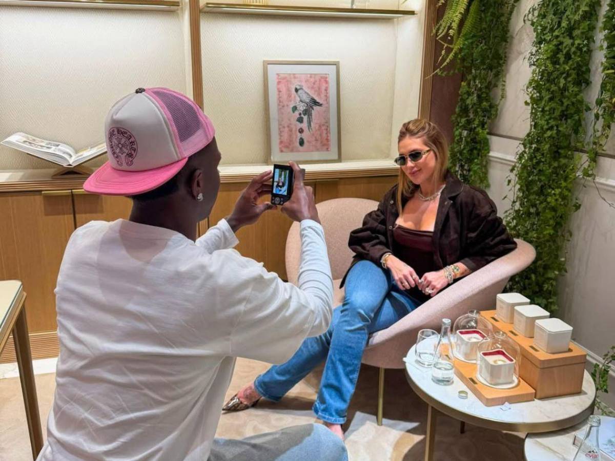 Novia de Vinícius sorprende con vestido picante y collar con su nombre