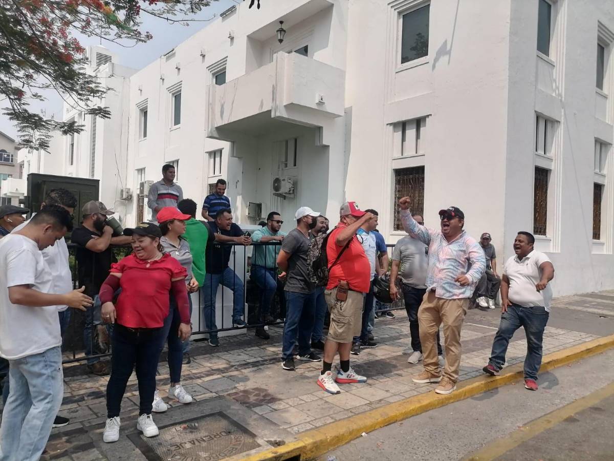 Humo, calor, quema de llantas y protesta en el centro de SPS