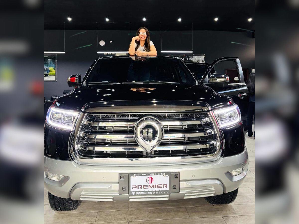 Elsa Oseguera presume la compra de lujosa troca en Honduras