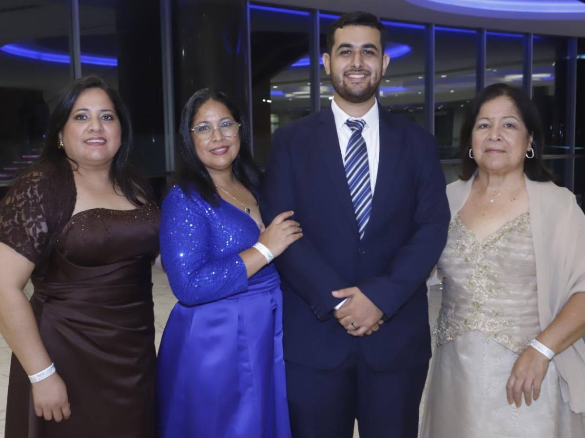 Elegancia y orgullo: Fiesta de graduación 2025 de la Kiddy Kat & Morazzanni