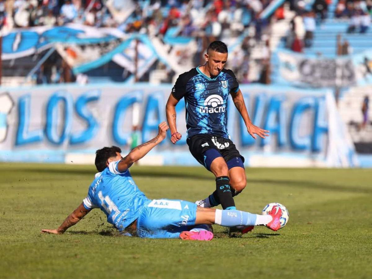 Detienen a jugador profesional por alarmar en un avión con la palabra “bomba”