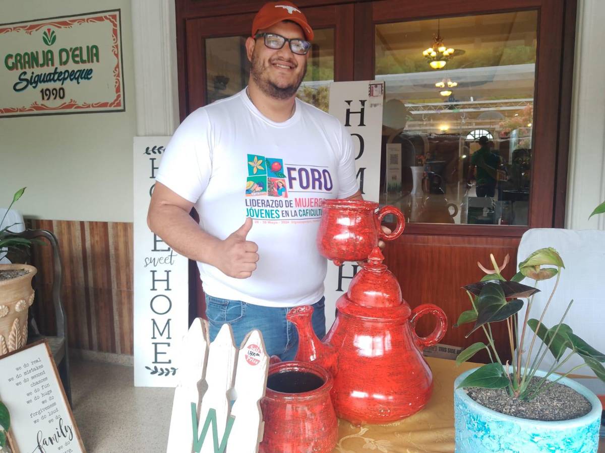 Mario López explica que a través de su emprendimiento ofrece todo lo que tiene que ver con cerámica con innovación en los diseños como corrugados y esmaltados.