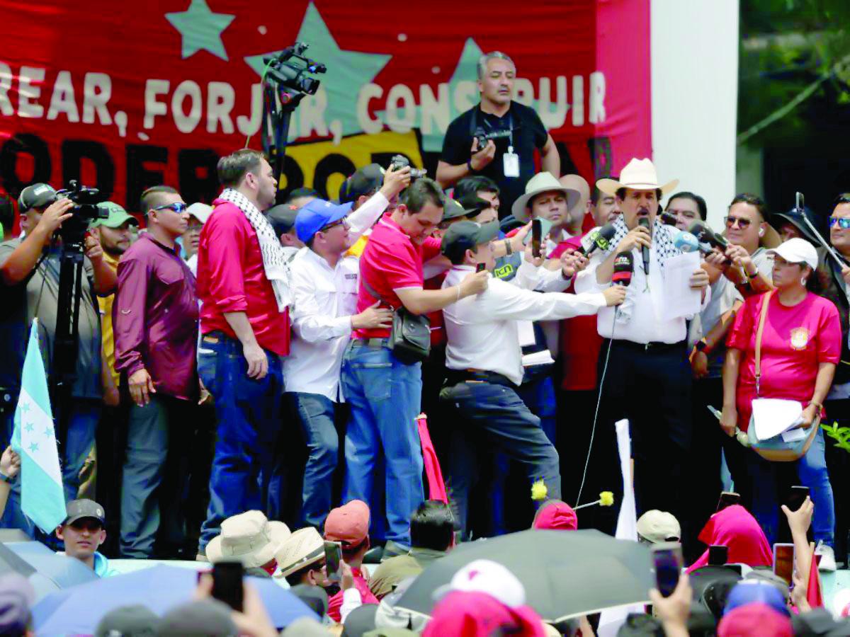 “Obligan a empleados a llenar el Nacional”