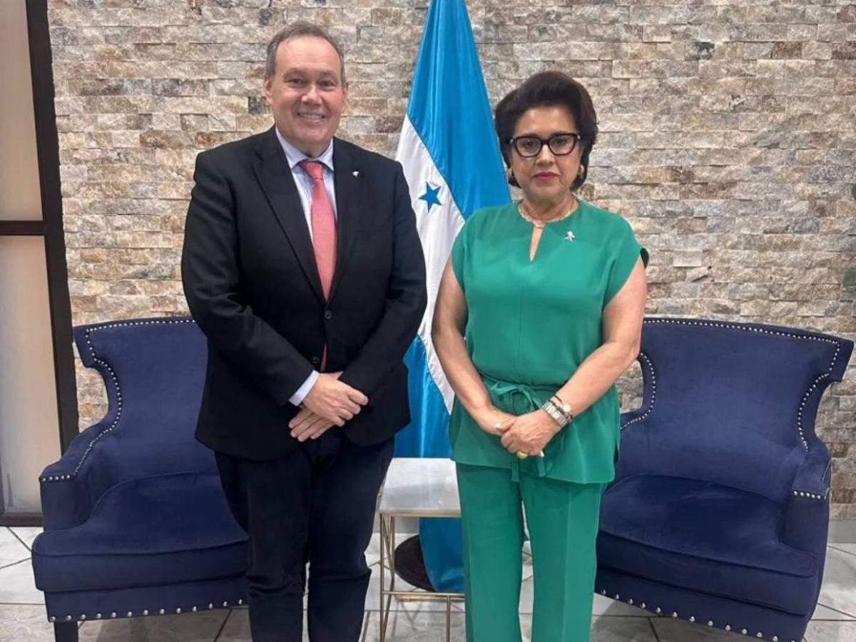 ¿Quién es Roberto Viciano, el cerebro de Hugo Chávez que se reunió con el gobierno?