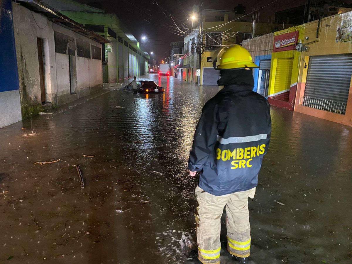 El ingreso y desplazamiento de una onda tropical sobre el territorio nacionalidad es la causante de lluvias.