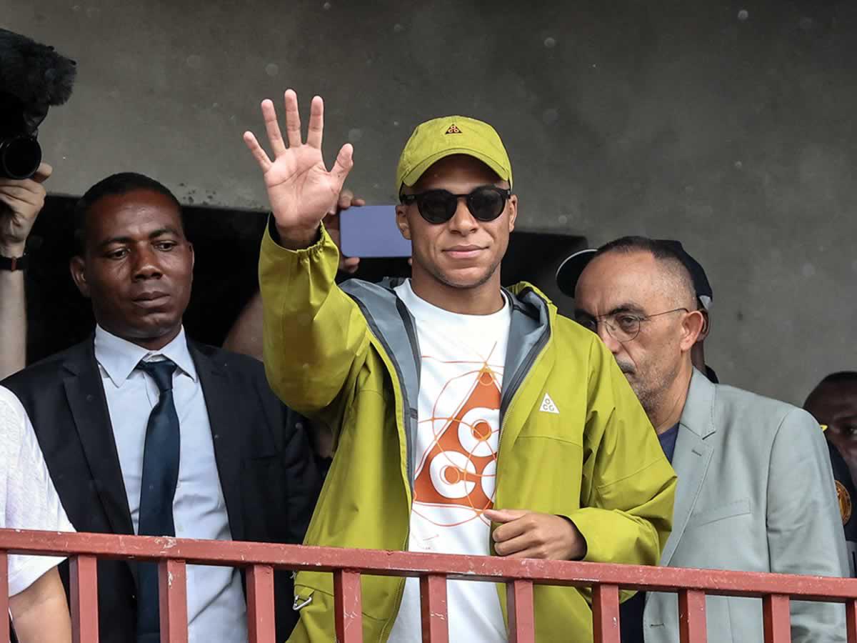 Kylian Mbappé se encuentra de visita en Camerún, país de origen de su padre.
