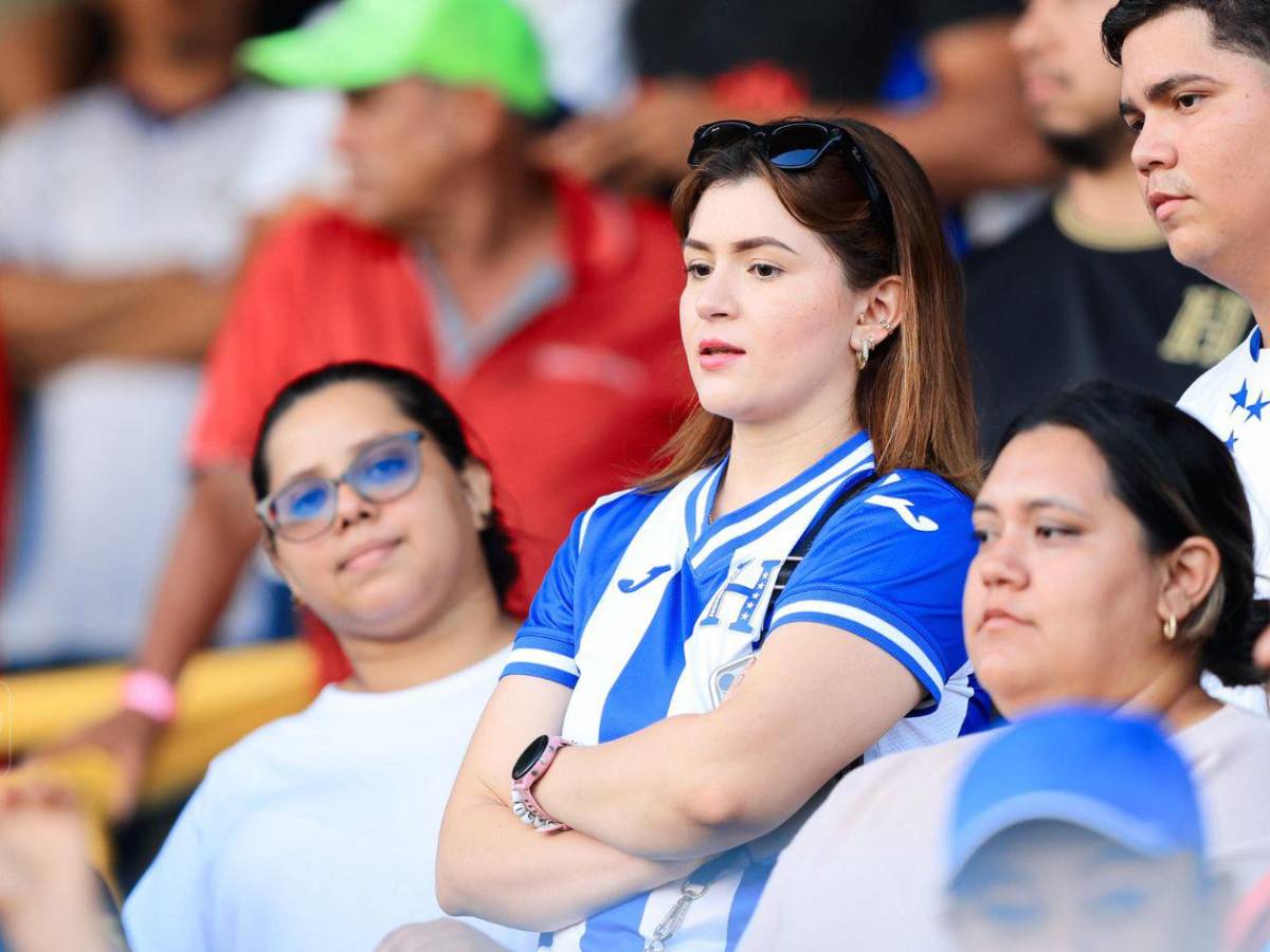 Las bellas chicas que adornan el ambiente en el partido de tiktokers
