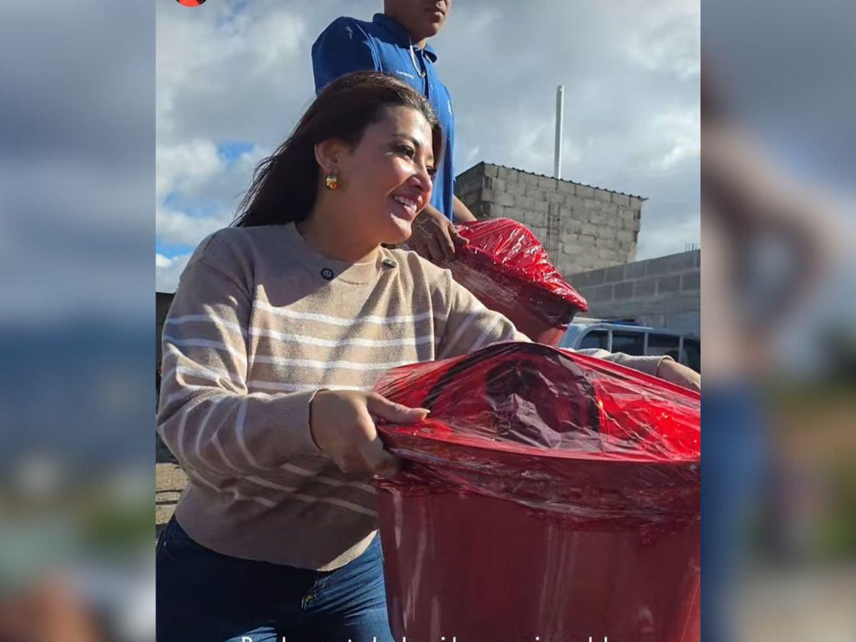 Milagro Flores dona canastas navideñas a familias de escasos recursos