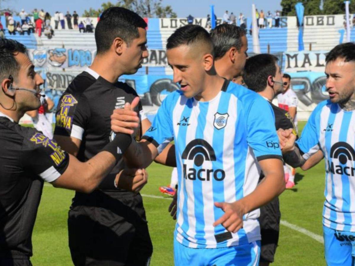 Detienen a jugador profesional por alarmar en un avión con la palabra “bomba”