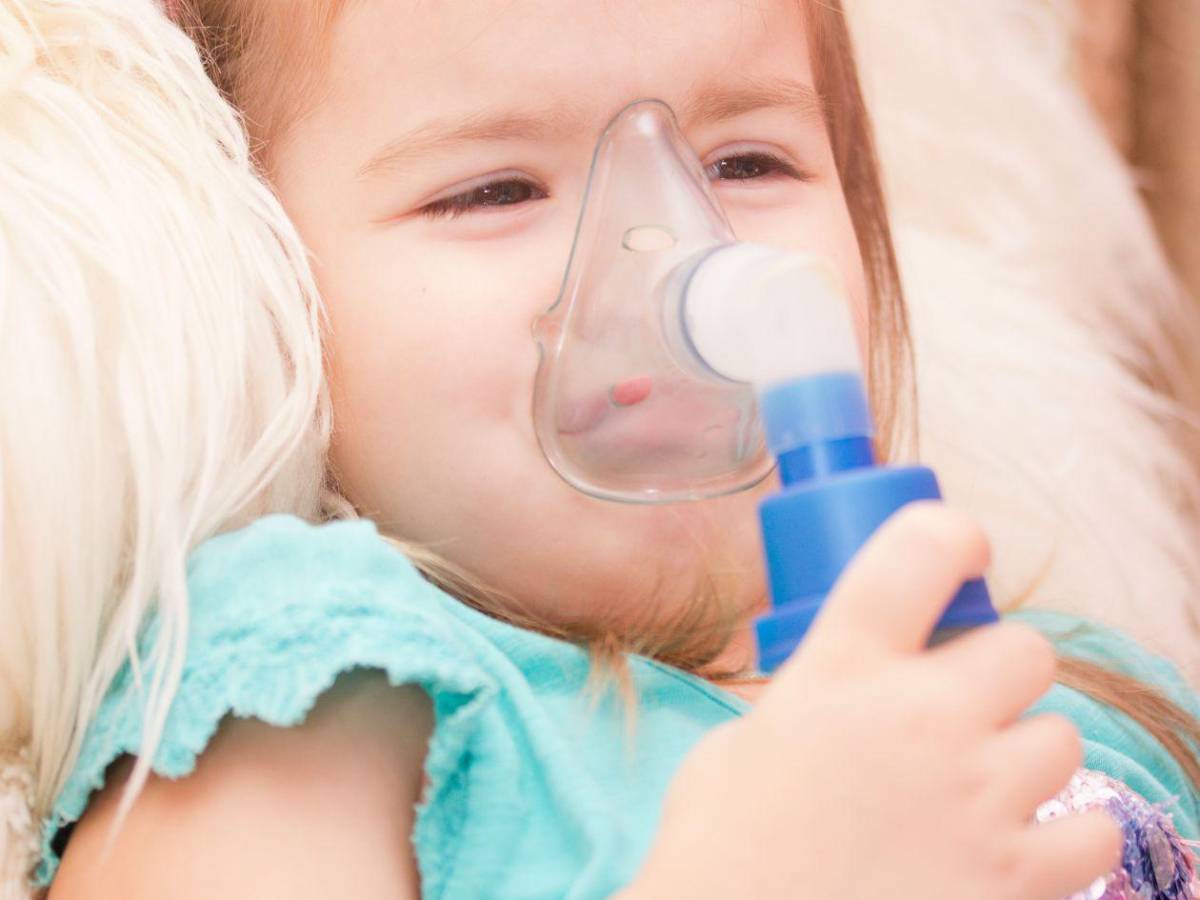 Así destroza la tos ferina el pecho de un bebé: tose hasta ponerse morado...