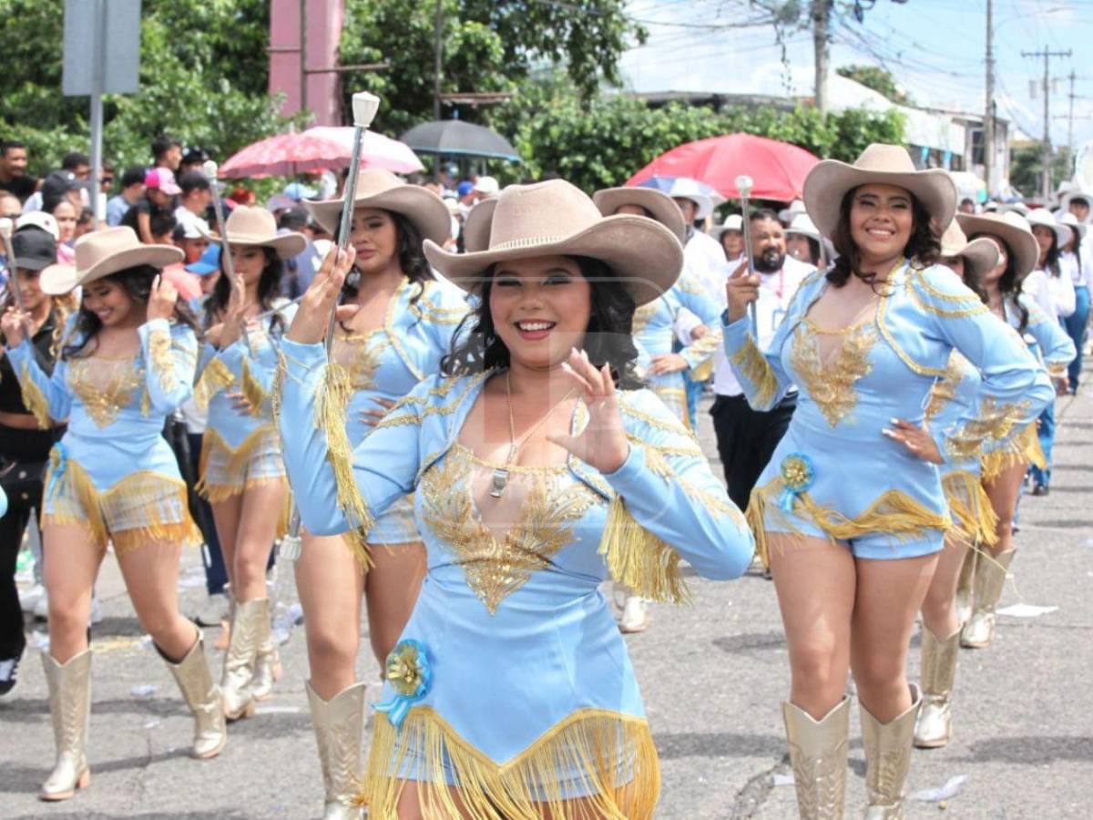 Quiénes son las hermosas palillonas 'vaqueritas' que se robaron las miradas por su originalidad