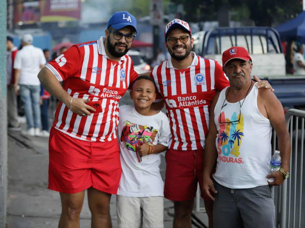 Show de la Ultra Fiel,chicas sensación de Olimpia y llenazo en el Chelato Uclés