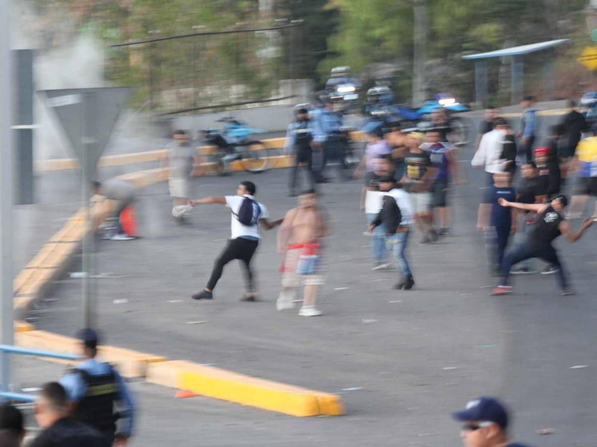 Disturbios: barras de Motagua y Olimpia se enfrentan afuera del Nacional