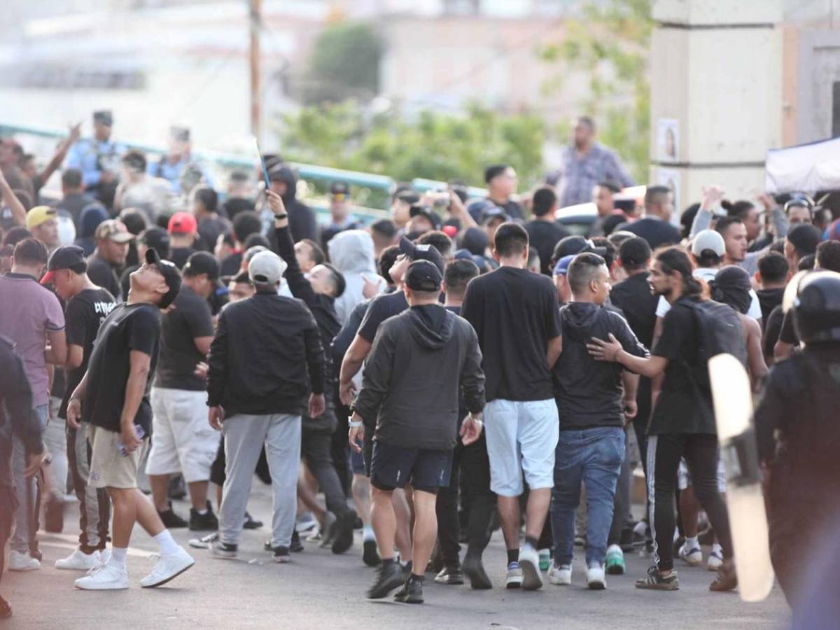 Disturbios: barras de Motagua y Olimpia se enfrentan afuera del Nacional