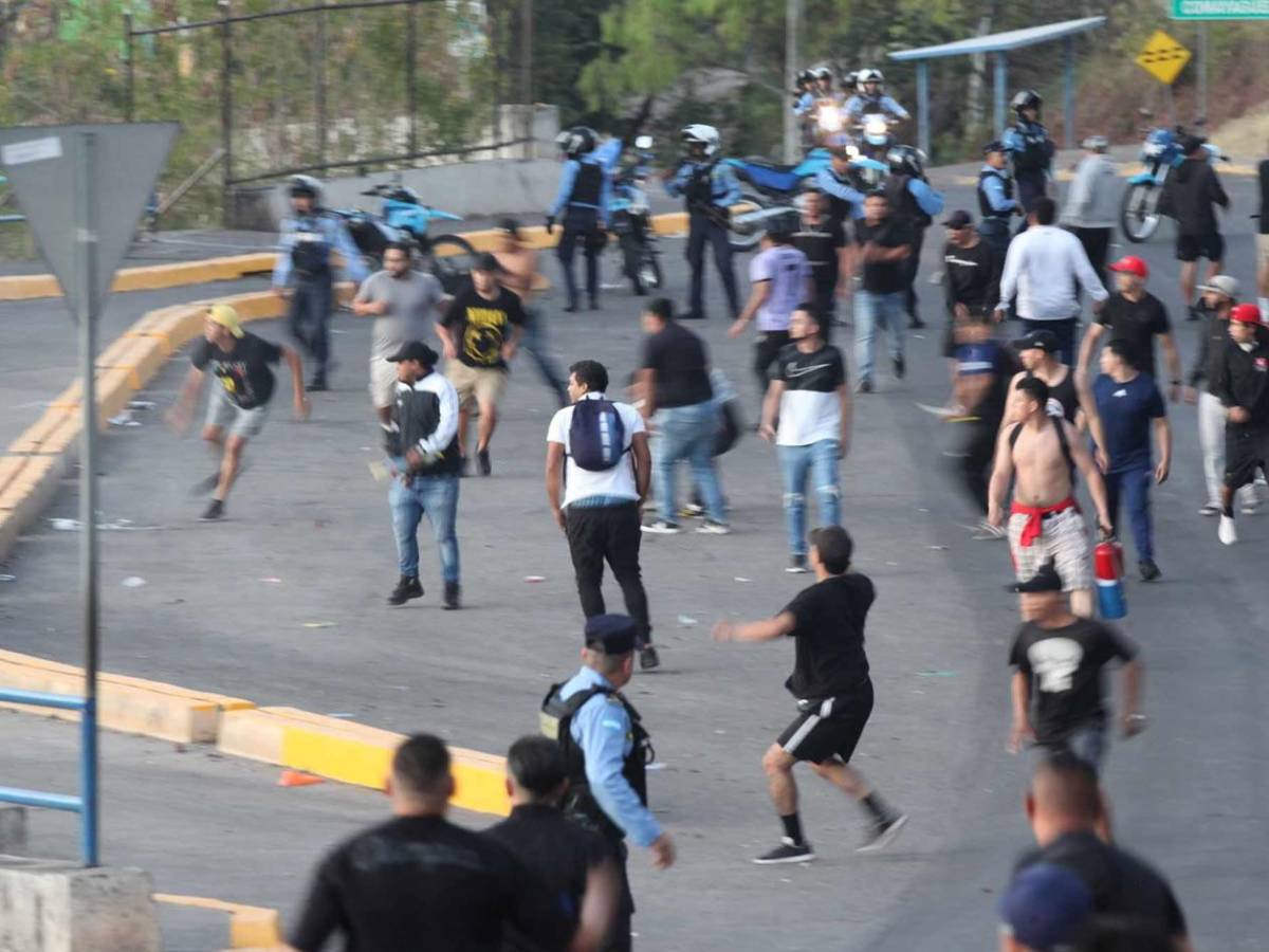 Disturbios: barras de Motagua y Olimpia se enfrentan afuera del Nacional