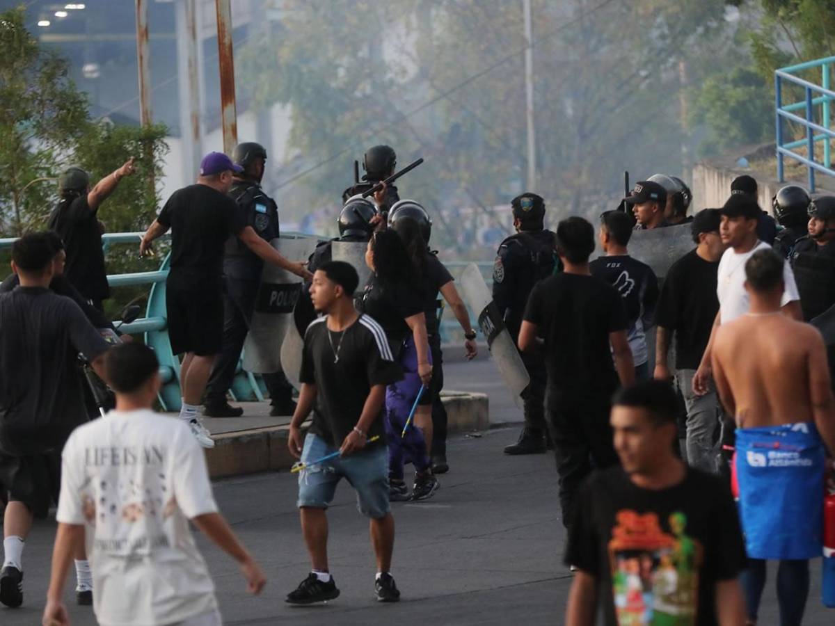 Disturbios: barras de Motagua y Olimpia se enfrentan afuera del Nacional