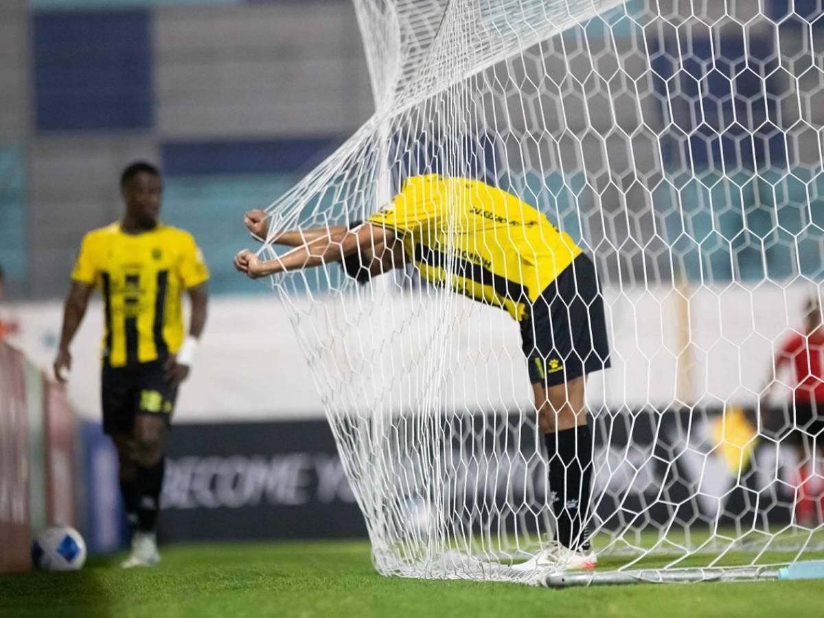 La alegría de Real España, grave lesión, jugador caminó descalzoy linda chica enamora