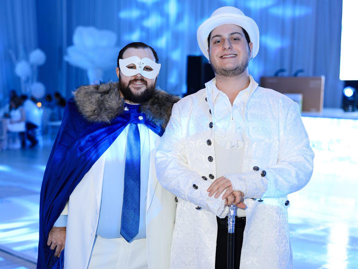 UTH y Grupo Inversa celebra su cena navideña con una noche inspirada en La Reina de Hielo y El Cazador