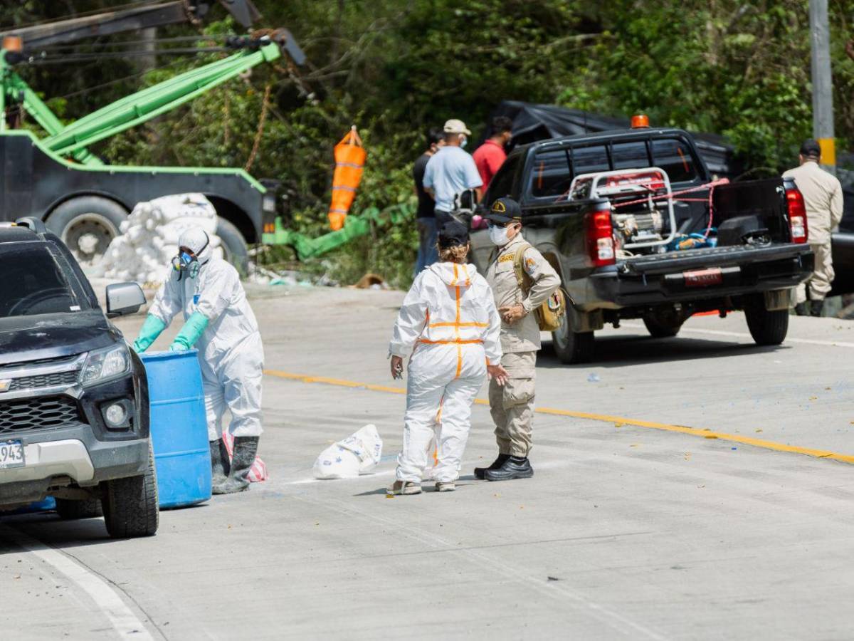 Cianuro en la CA-4: Así se retira  el peligroso químico tras el fatal accidente