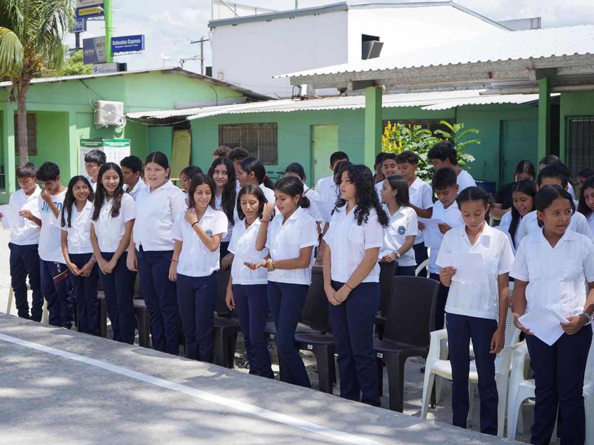 262 alumnos del CEB República de Venezuela ya cuentan con una cancha multiusos.