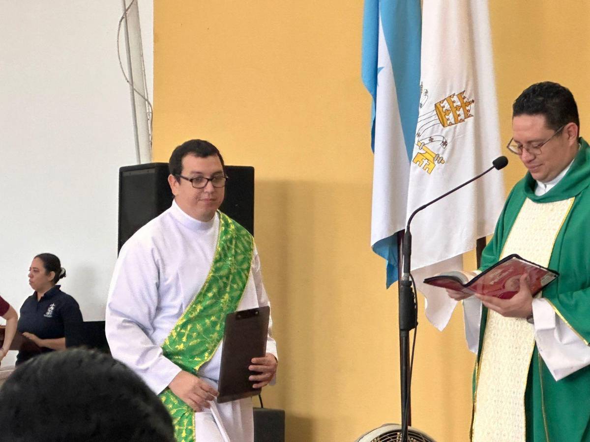 Eduardo Enrique Ramírez Sorto con el padre Alex Francisco Ramos en la parroquia Guadalupe.
