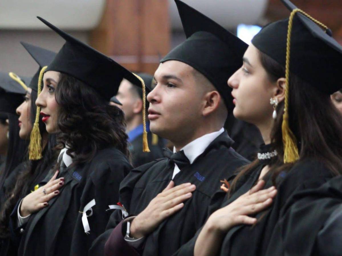 Unah Campus Cortés celebra la graduación de 453 nuevos profesionales