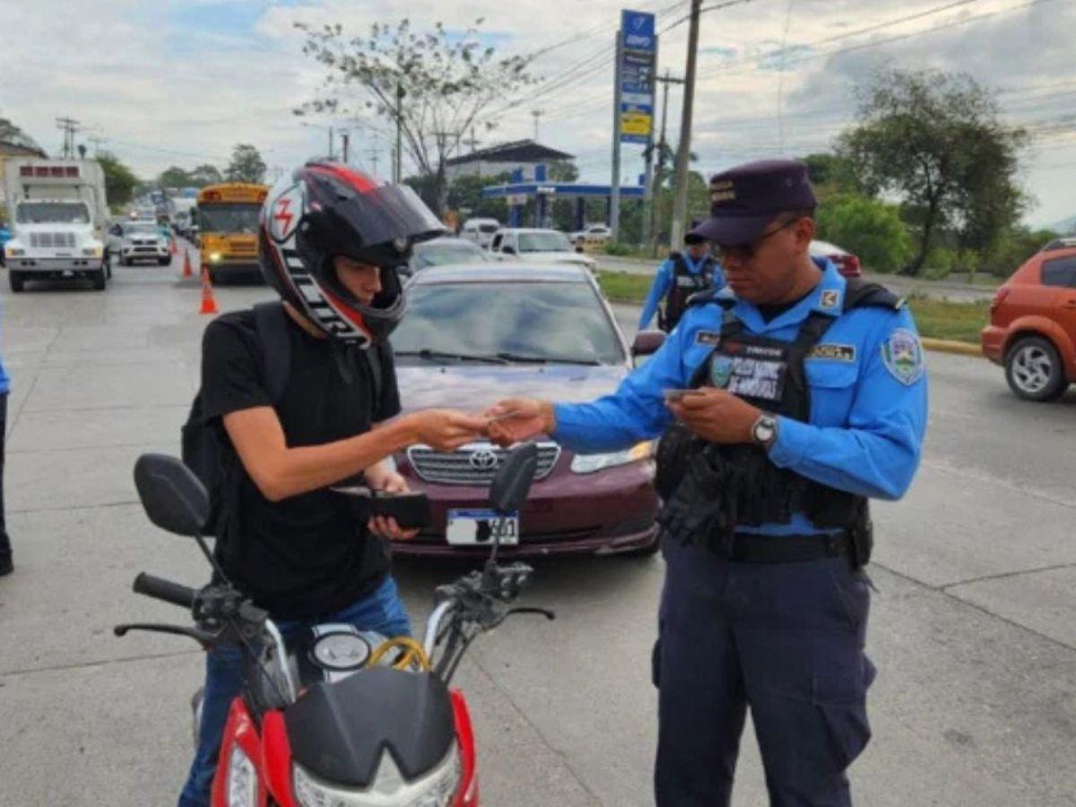 Así debe lucir correctamente el chaleco reflectivo, según DNVT