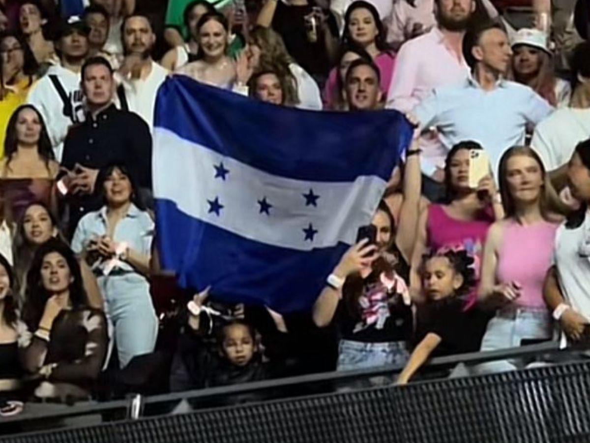 Karol G se emociona al ver bandera de Honduras en Coachella