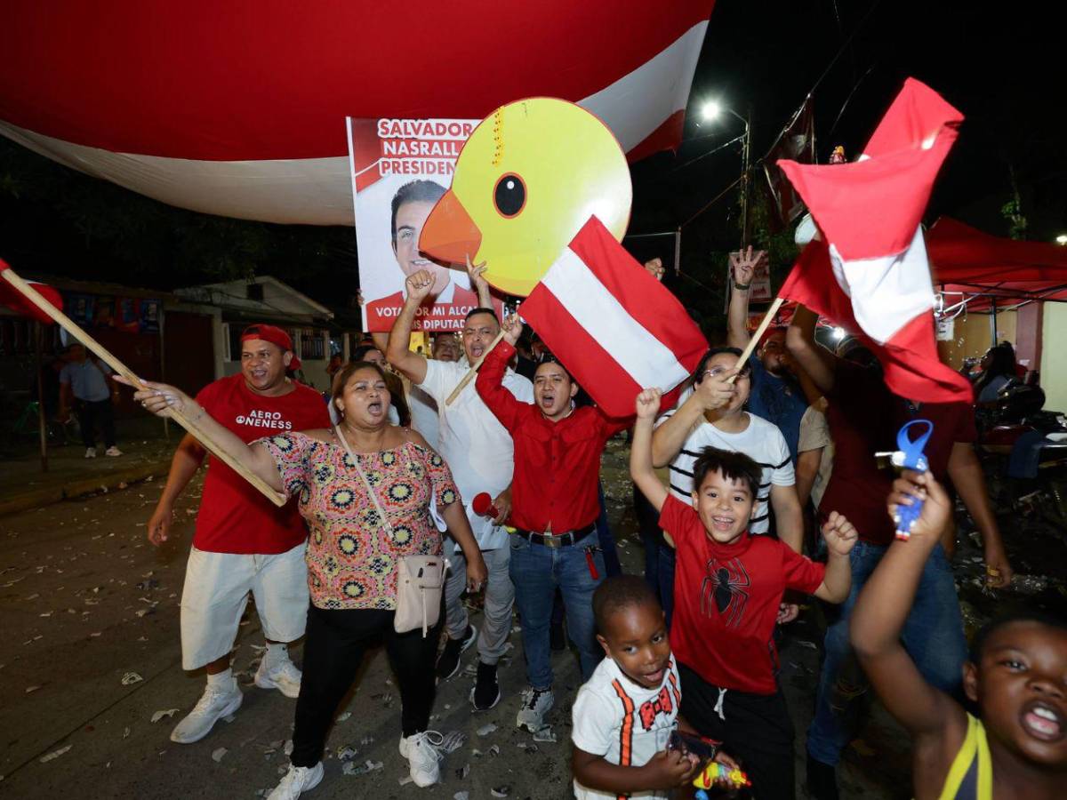 Banderas y luces marcan festejo del Partido Liberal en San Pedro Sula
