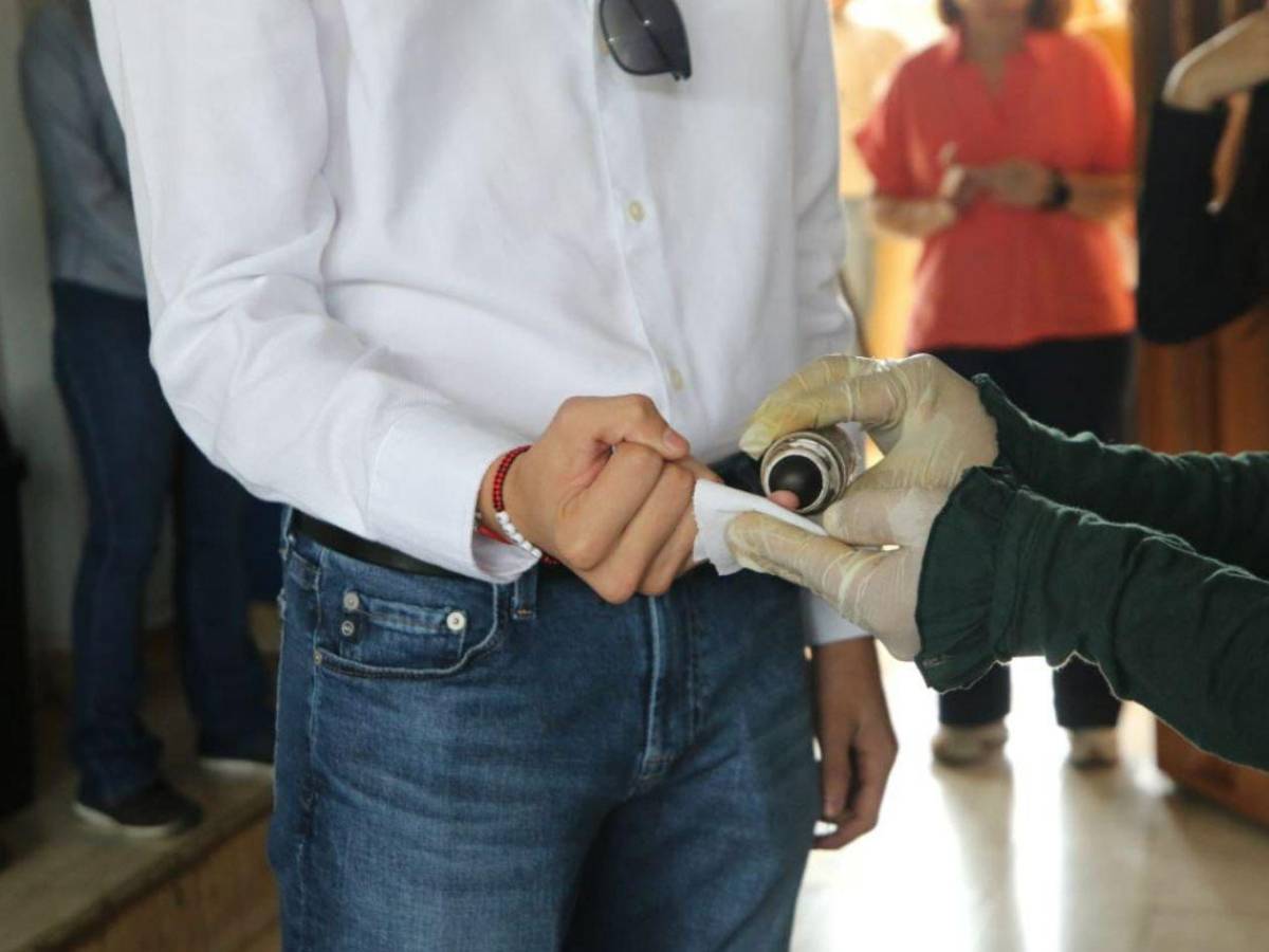 ¿Quién es el joven que acompañó a Héctor Zelaya a votar?