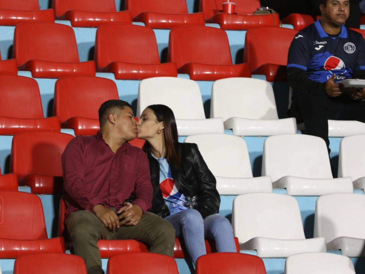 Esposa de directivo, la hermosa chica de ESPN y el beso que robó todas las miradas