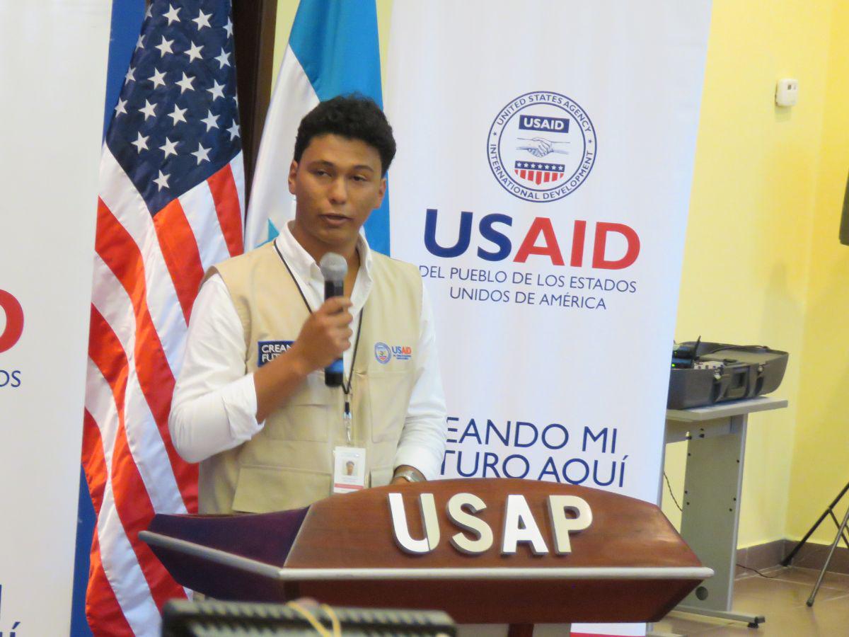 El joven Cristofer Díaz, pasante de Creando Mi Futuro Aquí y estudiante de USAP, compartió sus experiencias con la iniciativa.