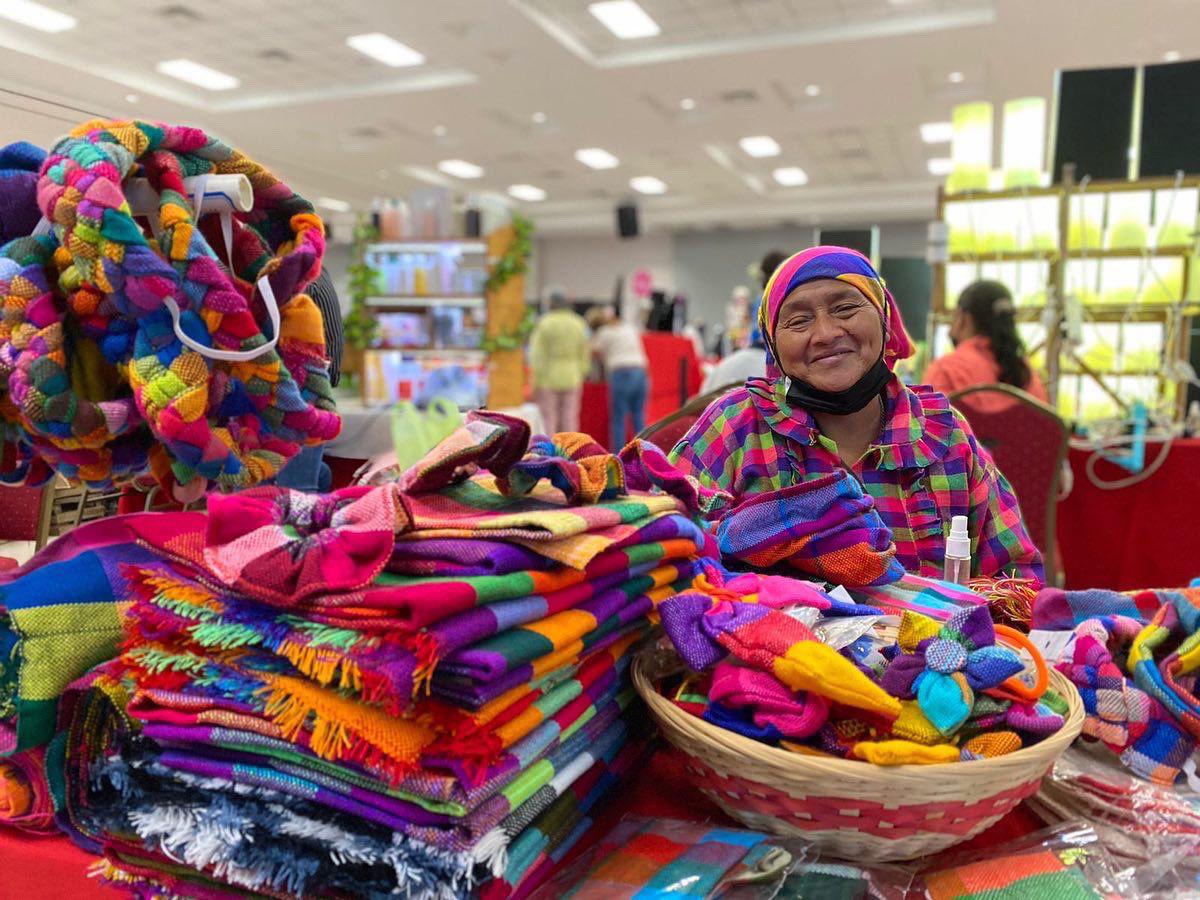 Doña Remigia ofrece telas y accesorios lencas, que son muy buscados por los sampedranos en Expocentro.