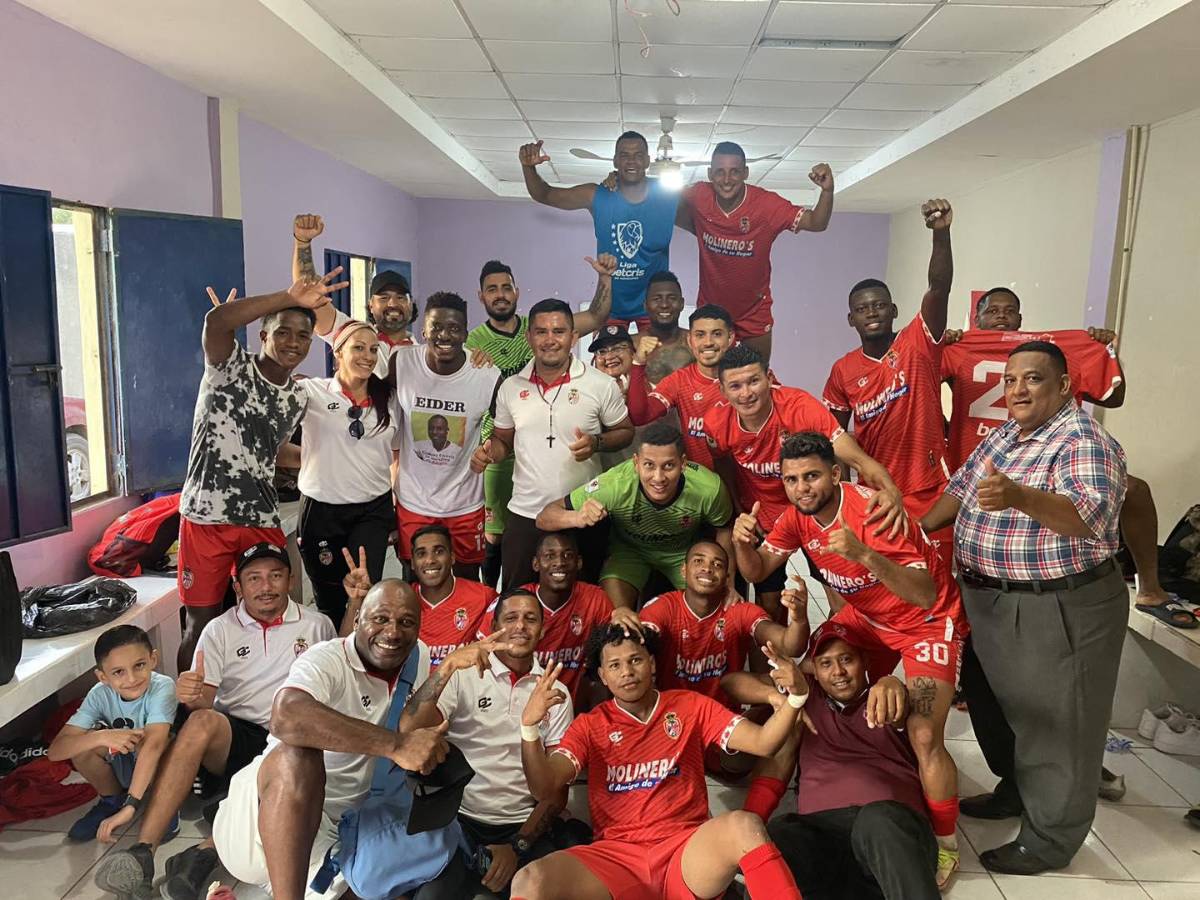 La plantilla de la Real Sociedad celebró en el camerino el triunfo ante Victoria.