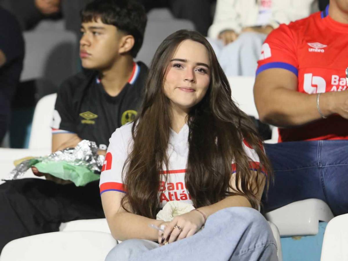 Chicas cautivan y show de la Ultra Fiel: ambientazo en el Olimpia vs Alajuelense en el Nacional