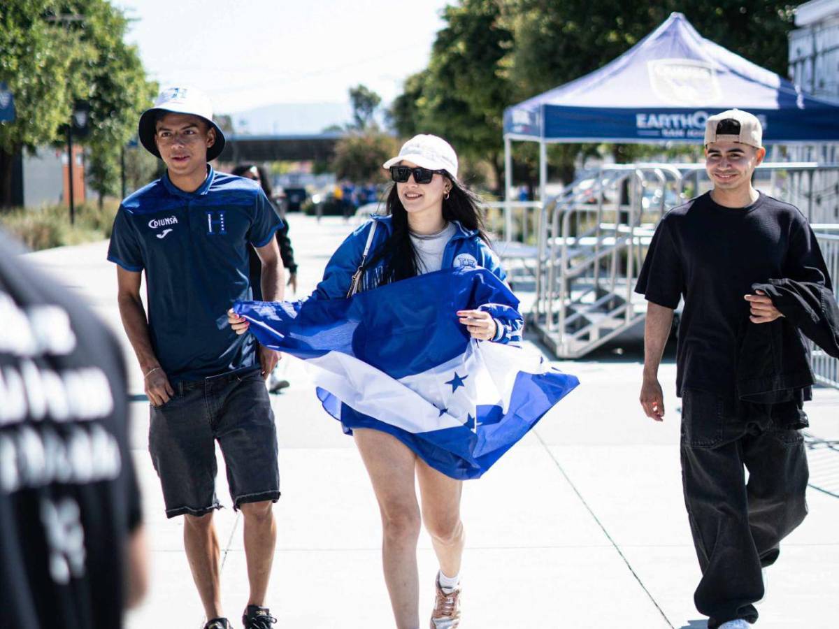 Ambiente y belleza en el partido Honduras-Curazao: ¿quién es la chica de blanco?