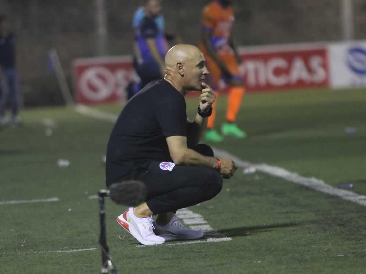 Eduardo Espinel vivió muy atento su debut con el Olimpia.