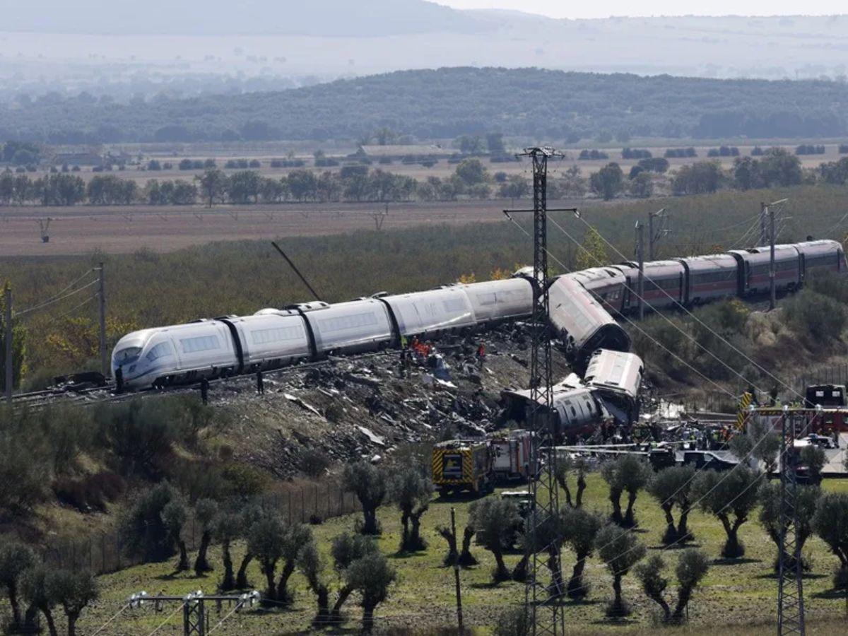 Interrogan a operario del centro de control por el accidente de tren en España