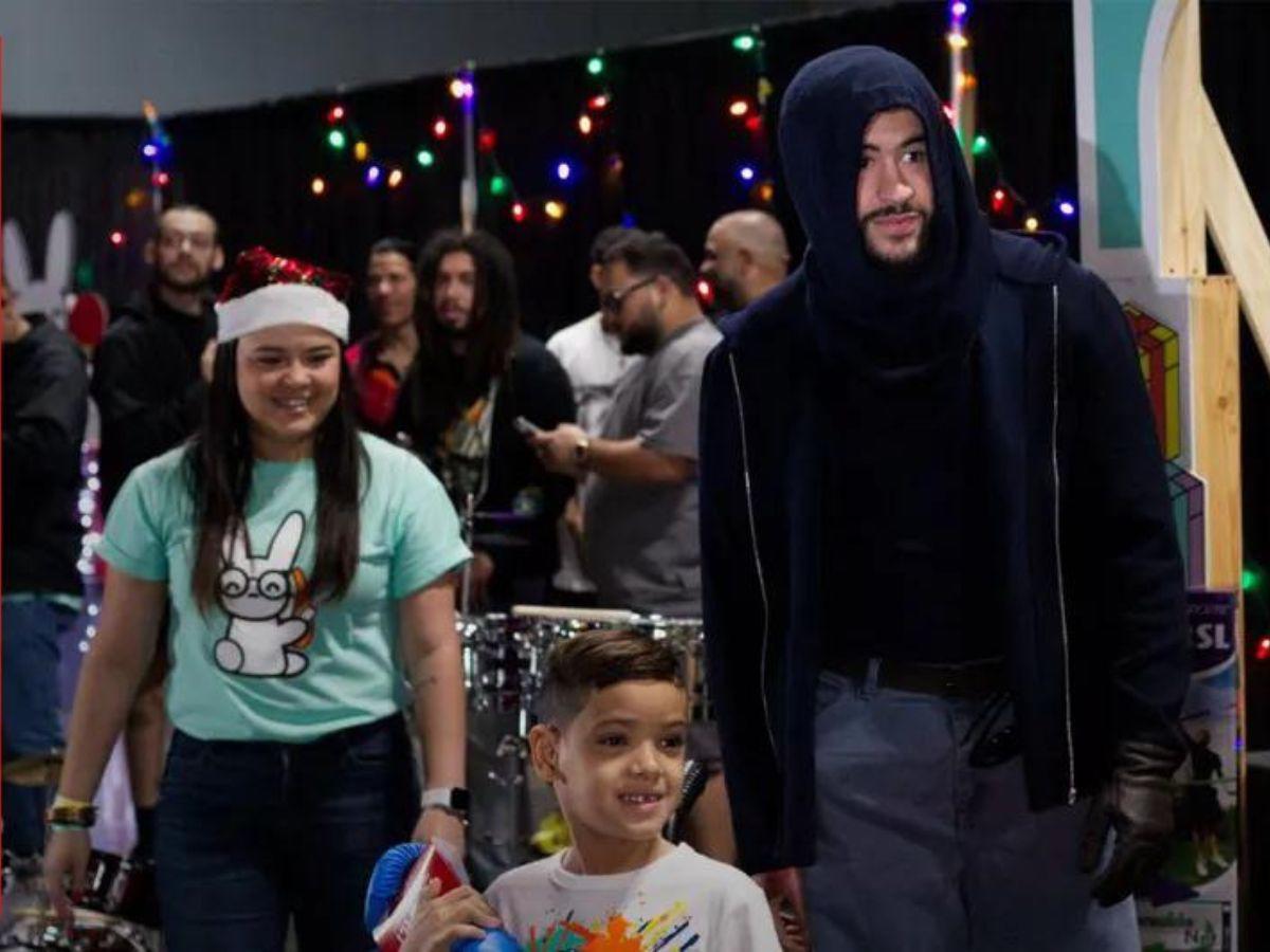 Bad Bunny entrega obsequios navideños a niños y jóvenes en Puerto Rico