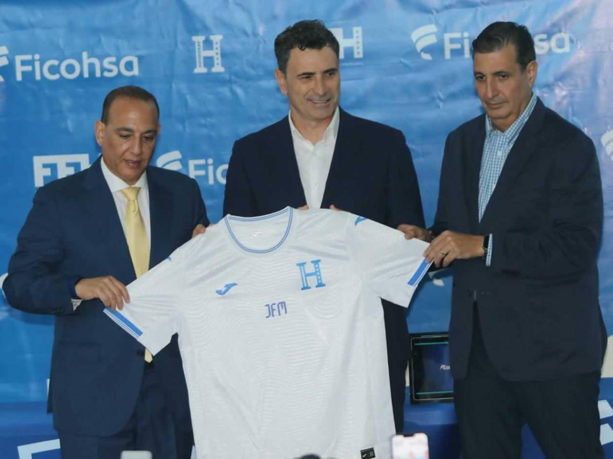 Francisco Molina y el incómodo momento en presentación con Honduras: ¿quién lo acompaña?