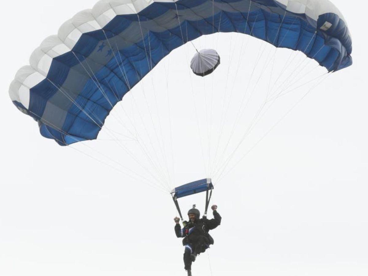 ¡Histórico! Dos mujeres paracaidistas adornarán el cielo de los desfiles