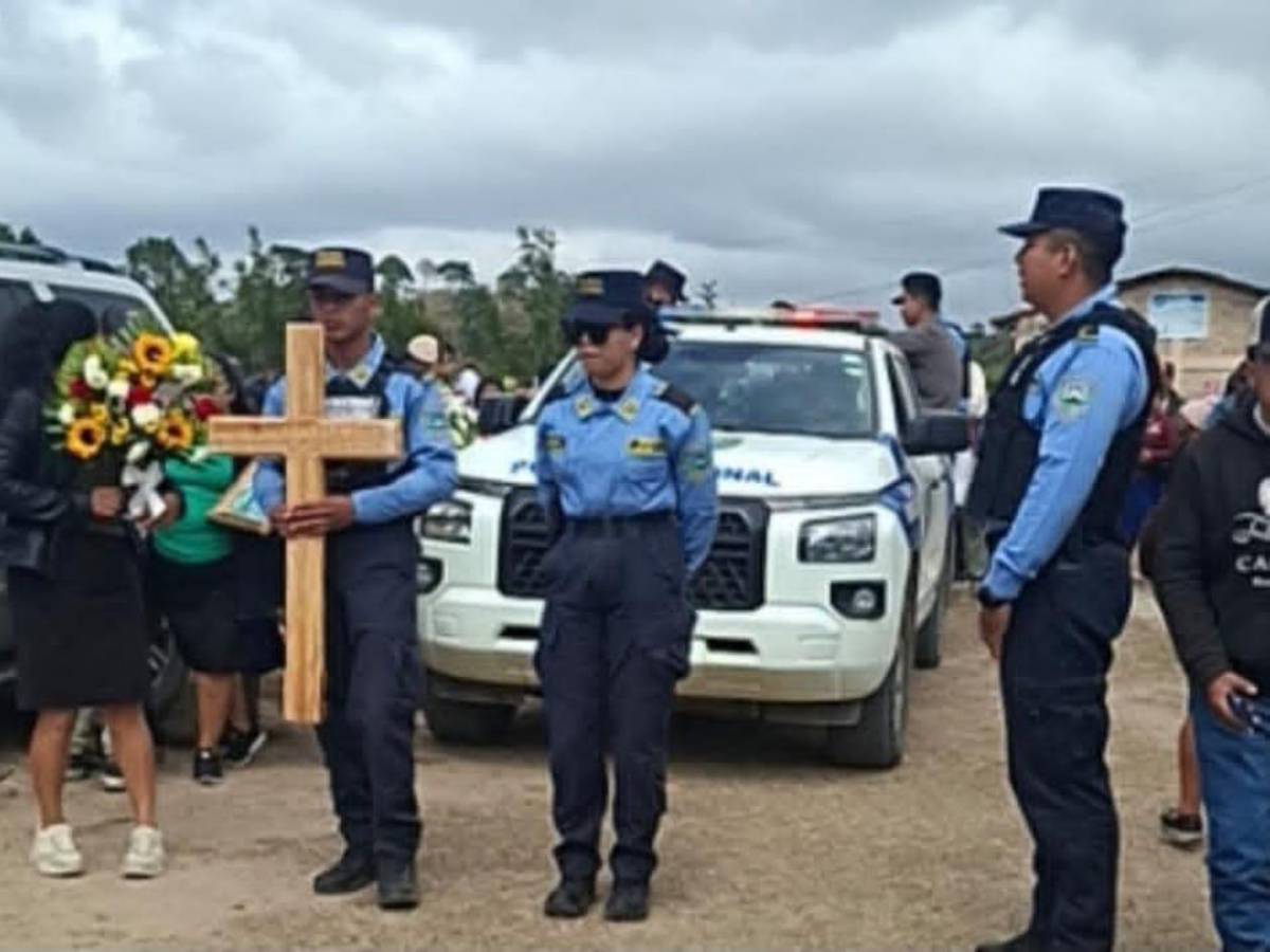 Entre llanto y dolor sepultan a cuatro policías víctimas de accidente en Lempira