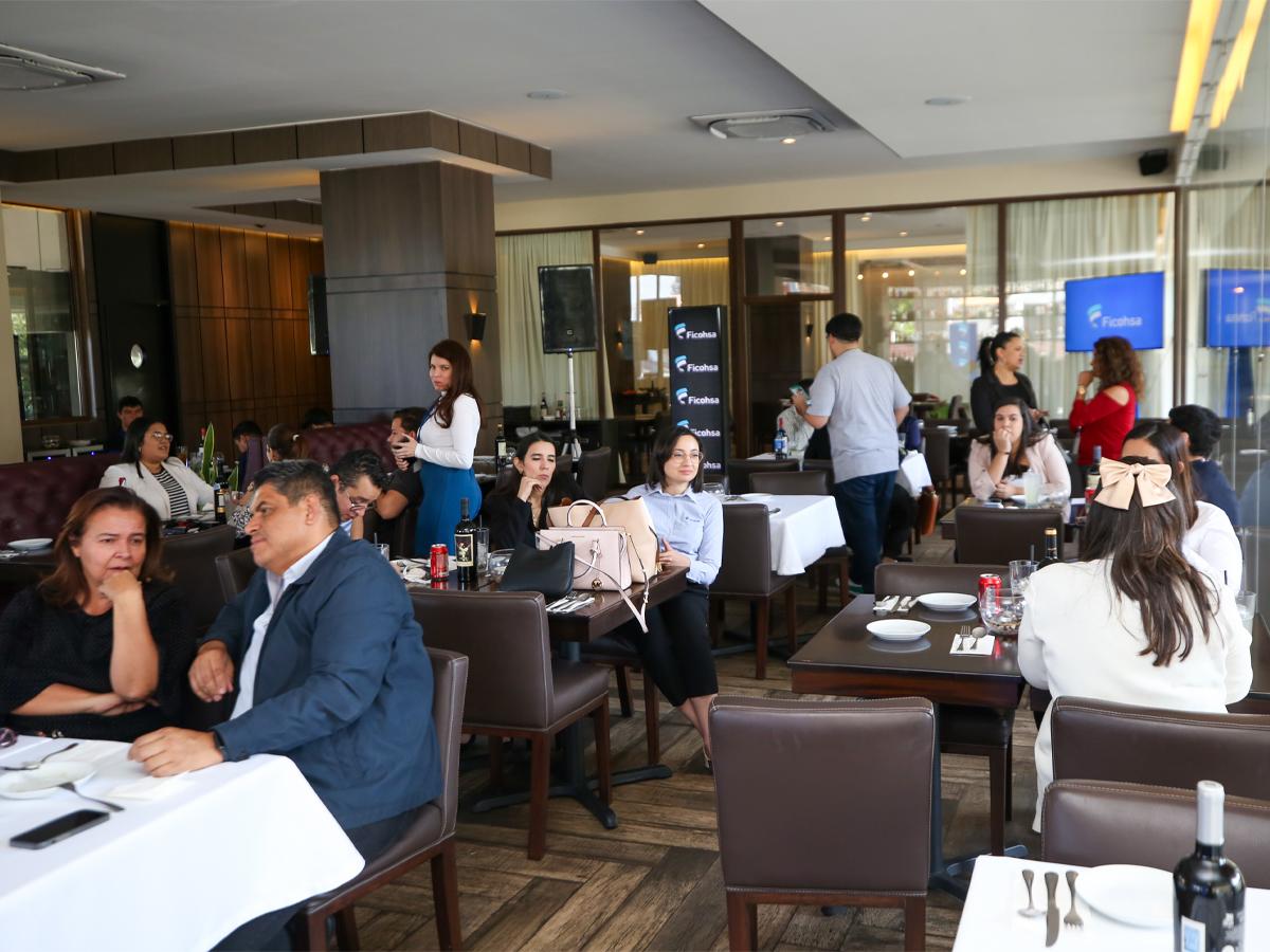 Invitados especiales presentes en el lanzamiento de la alianza de Ficohsa Pat’s Steak House.