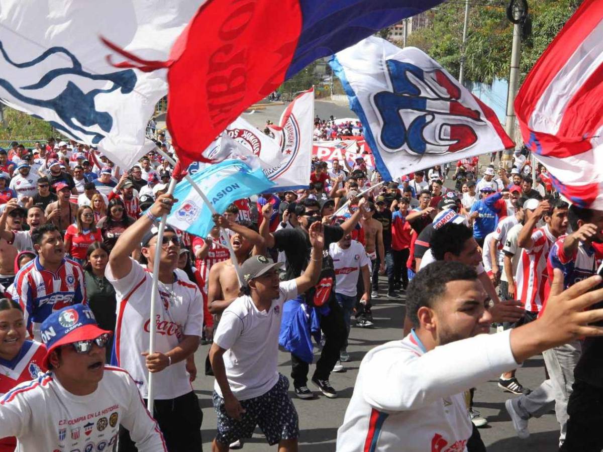 La chica que robó suspiros y el color de la Ultra Fiel en el Olimpia vs Motagua