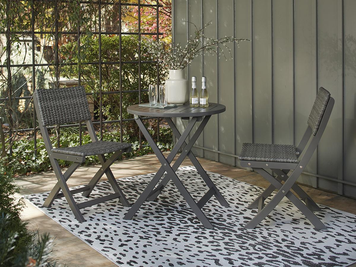 La funcionalidad de las mesas y sillas plegables son piezas esenciales para espacios reducidos.